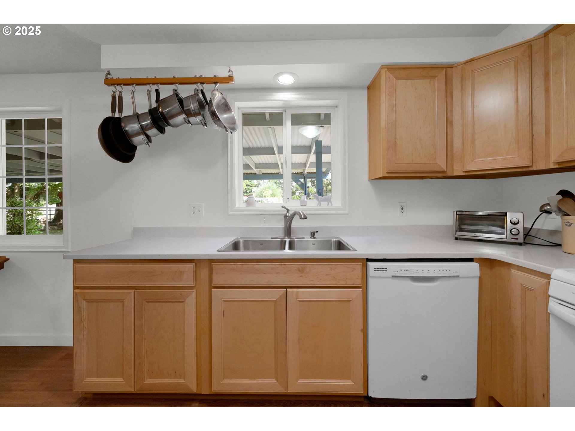 Eugene, Oregon 97402, United States, 3 Bedrooms Bedrooms, ,2 BathroomsBathrooms,Residential,Pending,200414