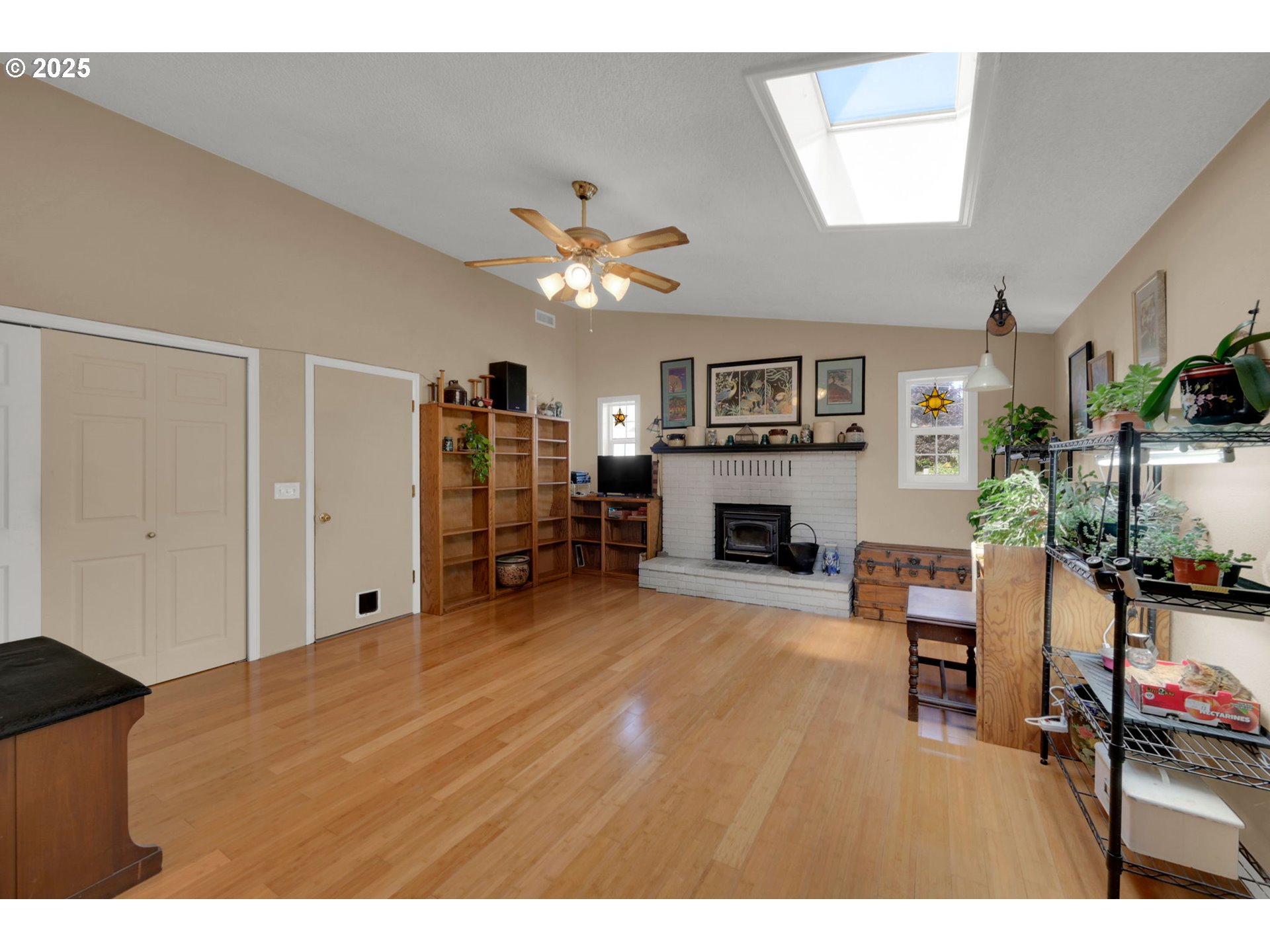 Eugene, Oregon 97402, United States, 3 Bedrooms Bedrooms, ,2 BathroomsBathrooms,Residential,Pending,200414