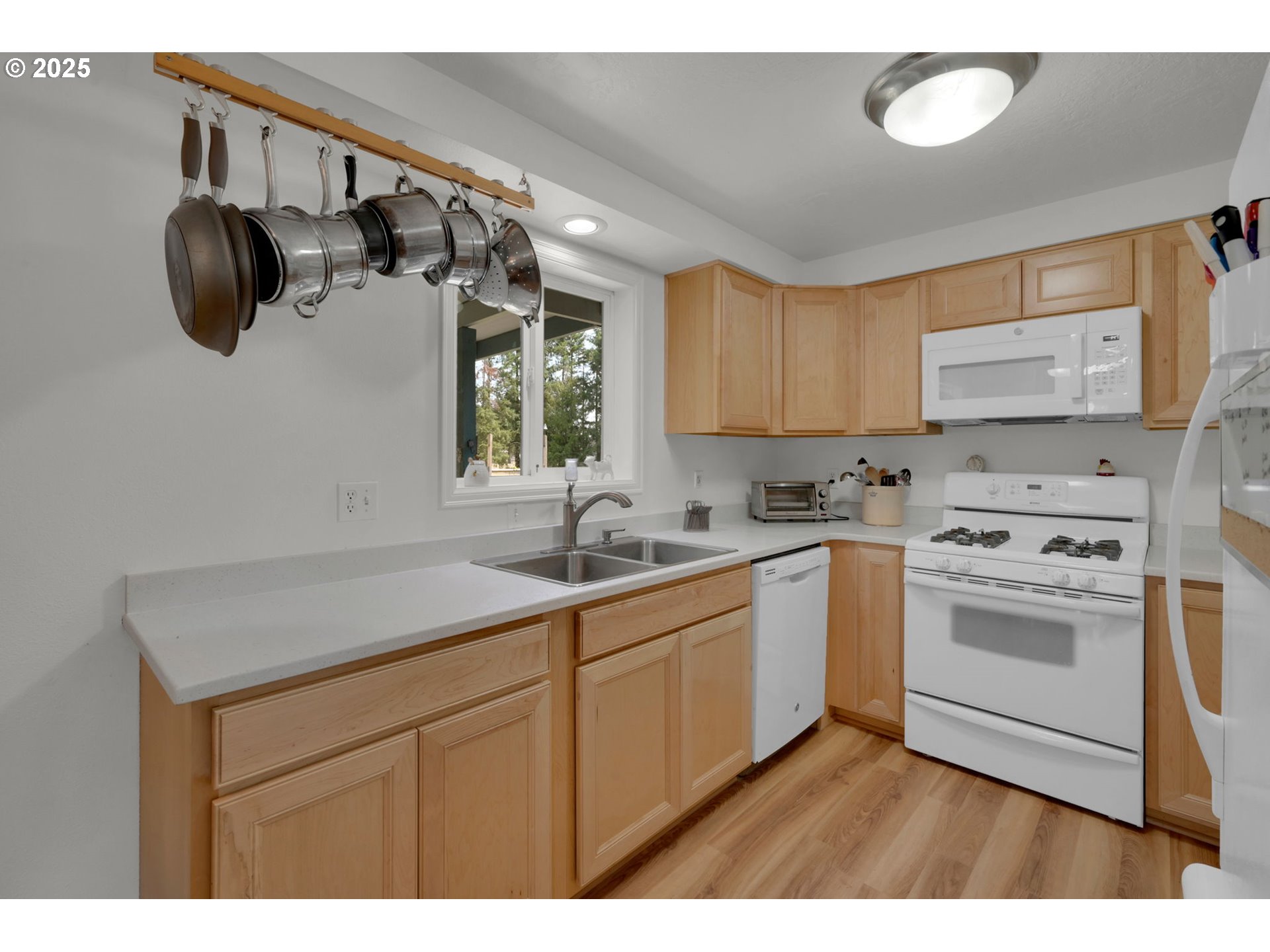 Eugene, Oregon 97402, United States, 3 Bedrooms Bedrooms, ,2 BathroomsBathrooms,Residential,Pending,200414