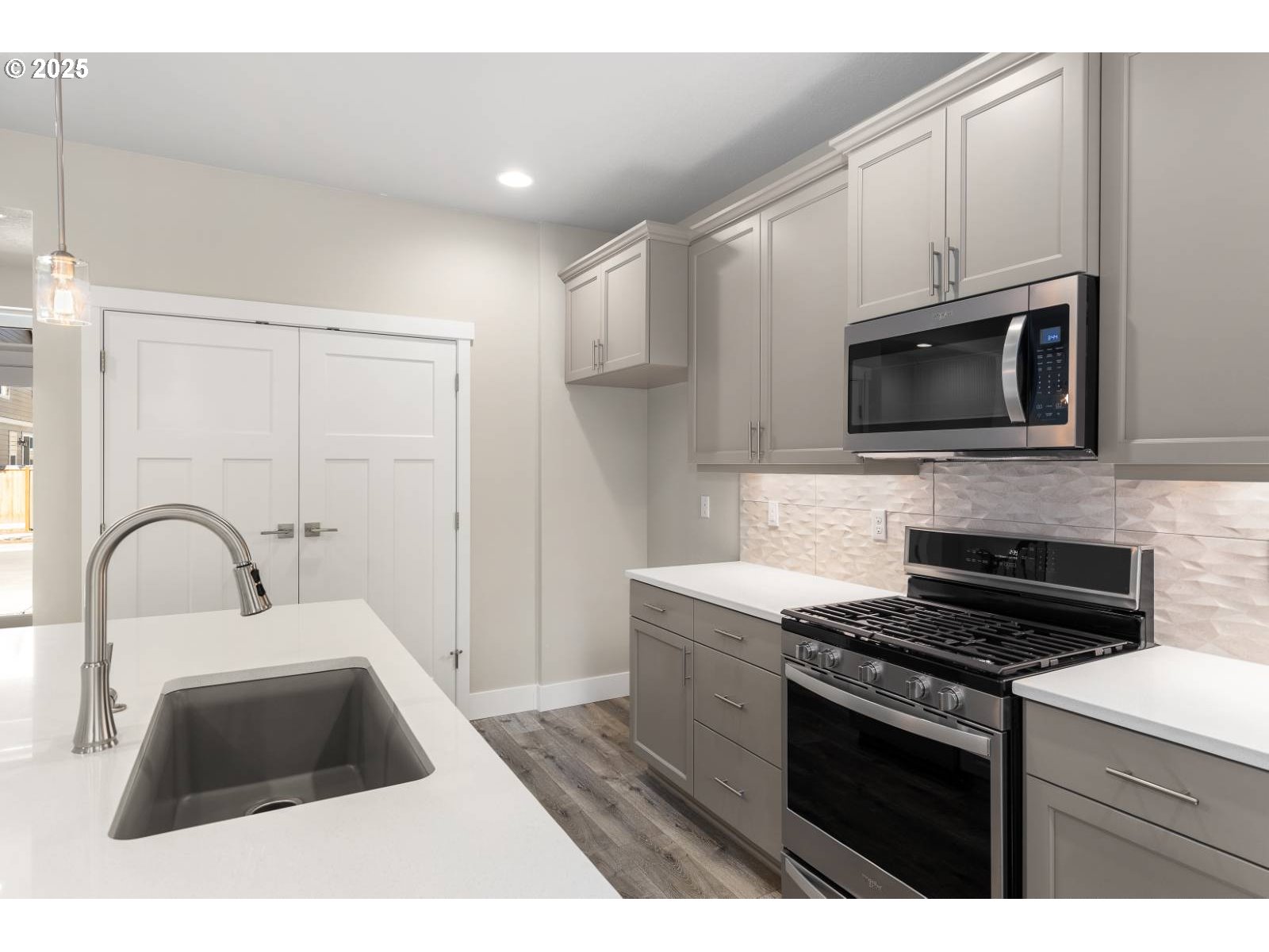 Sherwood, Oregon 97140, United States, 4 Bedrooms Bedrooms, ,3 BathroomsBathrooms,Residential,Pending,20274