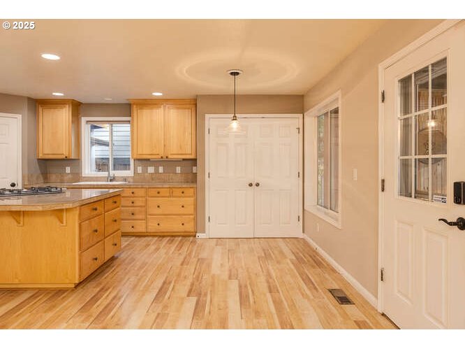 Tualatin, Oregon 97062, United States, 4 Bedrooms Bedrooms, ,3 BathroomsBathrooms,Residential,Pending,14865