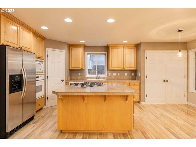 Tualatin, Oregon 97062, United States, 4 Bedrooms Bedrooms, ,3 BathroomsBathrooms,Residential,Pending,14865