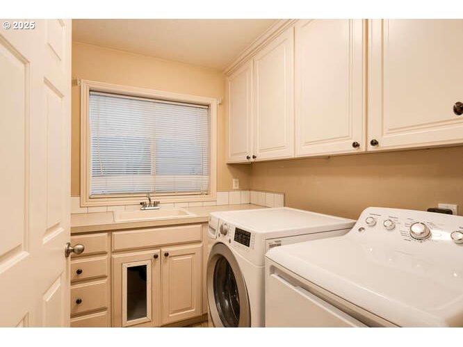 Tualatin, Oregon 97062, United States, 4 Bedrooms Bedrooms, ,3 BathroomsBathrooms,Residential,Pending,14865