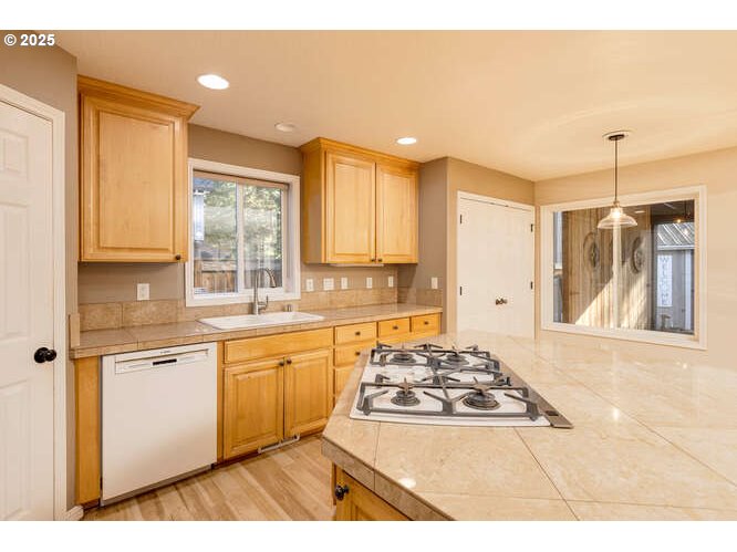 Tualatin, Oregon 97062, United States, 4 Bedrooms Bedrooms, ,3 BathroomsBathrooms,Residential,Pending,14865