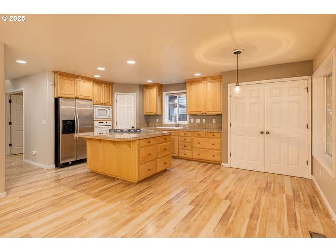 Tualatin, Oregon 97062, United States, 4 Bedrooms Bedrooms, ,3 BathroomsBathrooms,Residential,Pending,14865