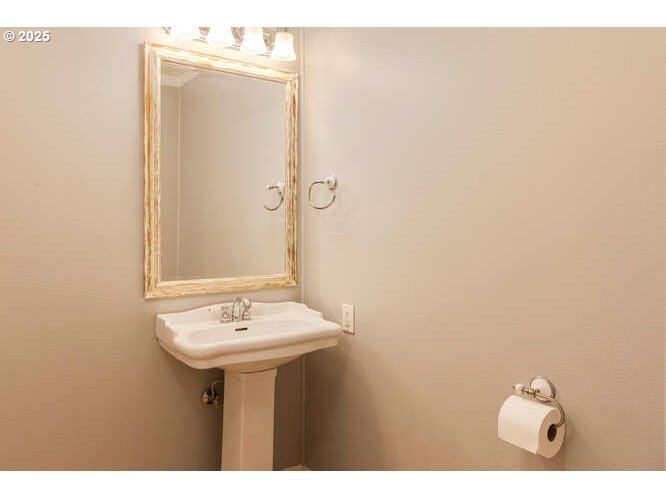 Tualatin, Oregon 97062, United States, 4 Bedrooms Bedrooms, ,3 BathroomsBathrooms,Residential,Pending,14865