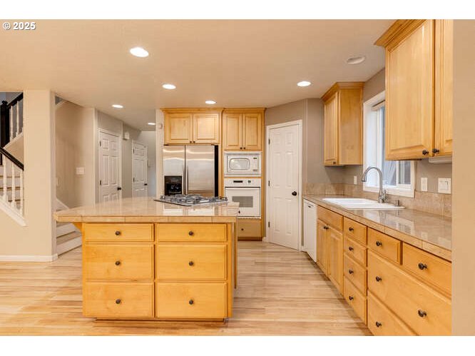 Tualatin, Oregon 97062, United States, 4 Bedrooms Bedrooms, ,3 BathroomsBathrooms,Residential,Pending,14865