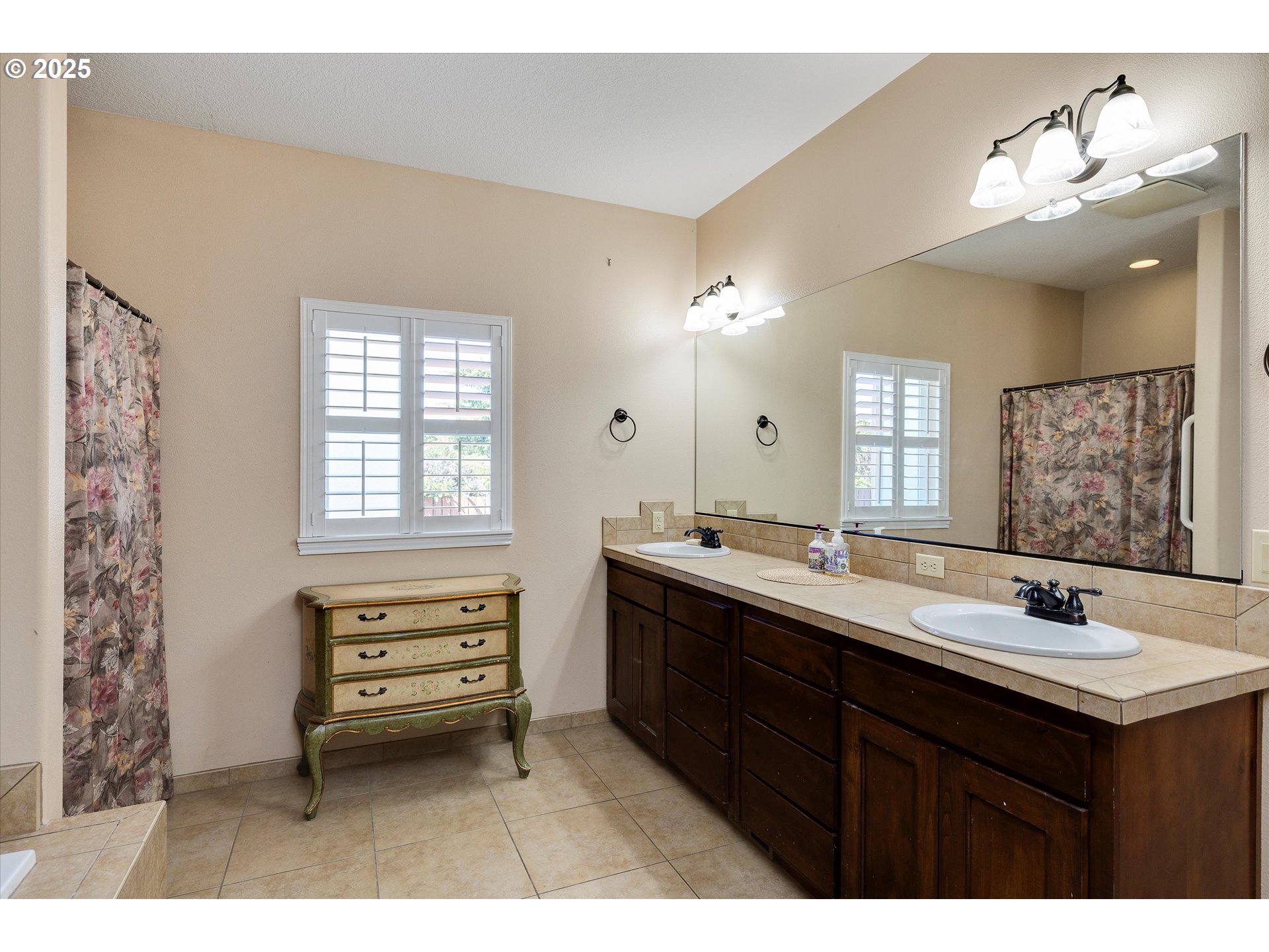 Oregon City, Oregon 97045, United States, 5 Bedrooms Bedrooms, ,3 BathroomsBathrooms,Residential,Pending,145523