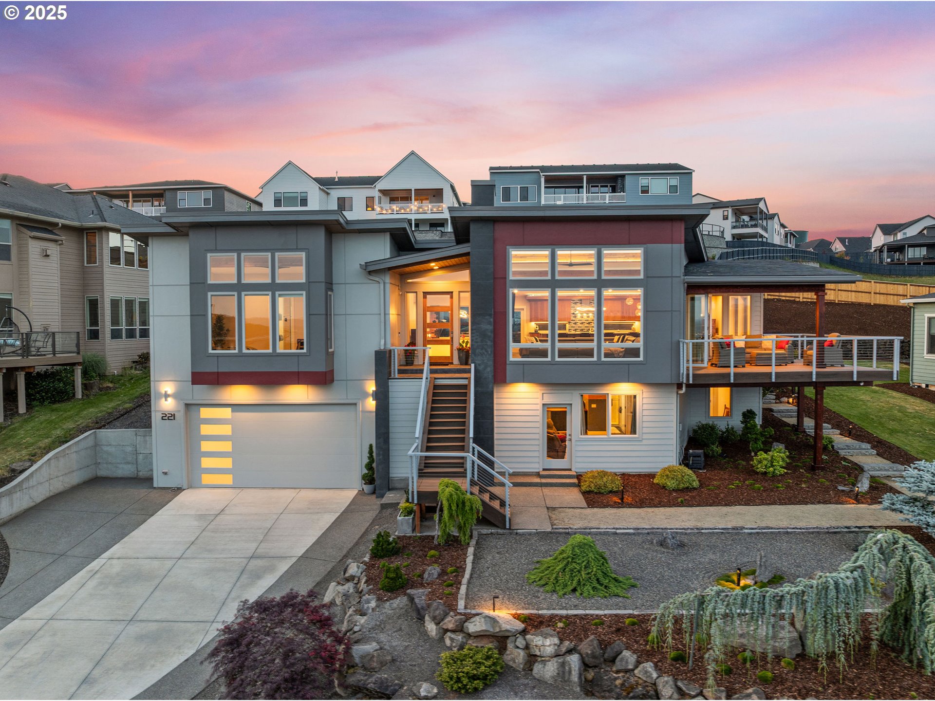 221 W DOGWOOD ST