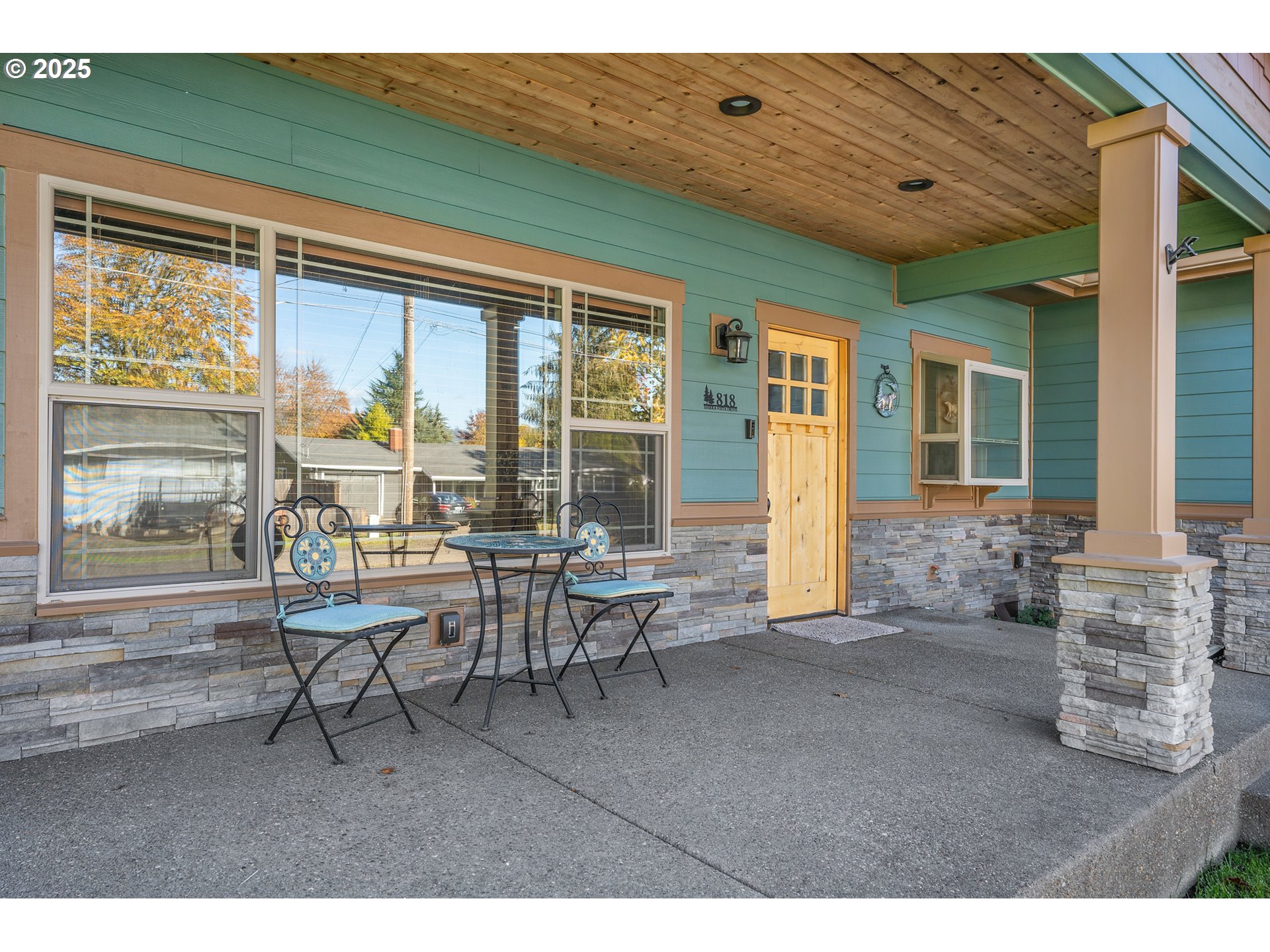 818 E SIERRA VISTA DR