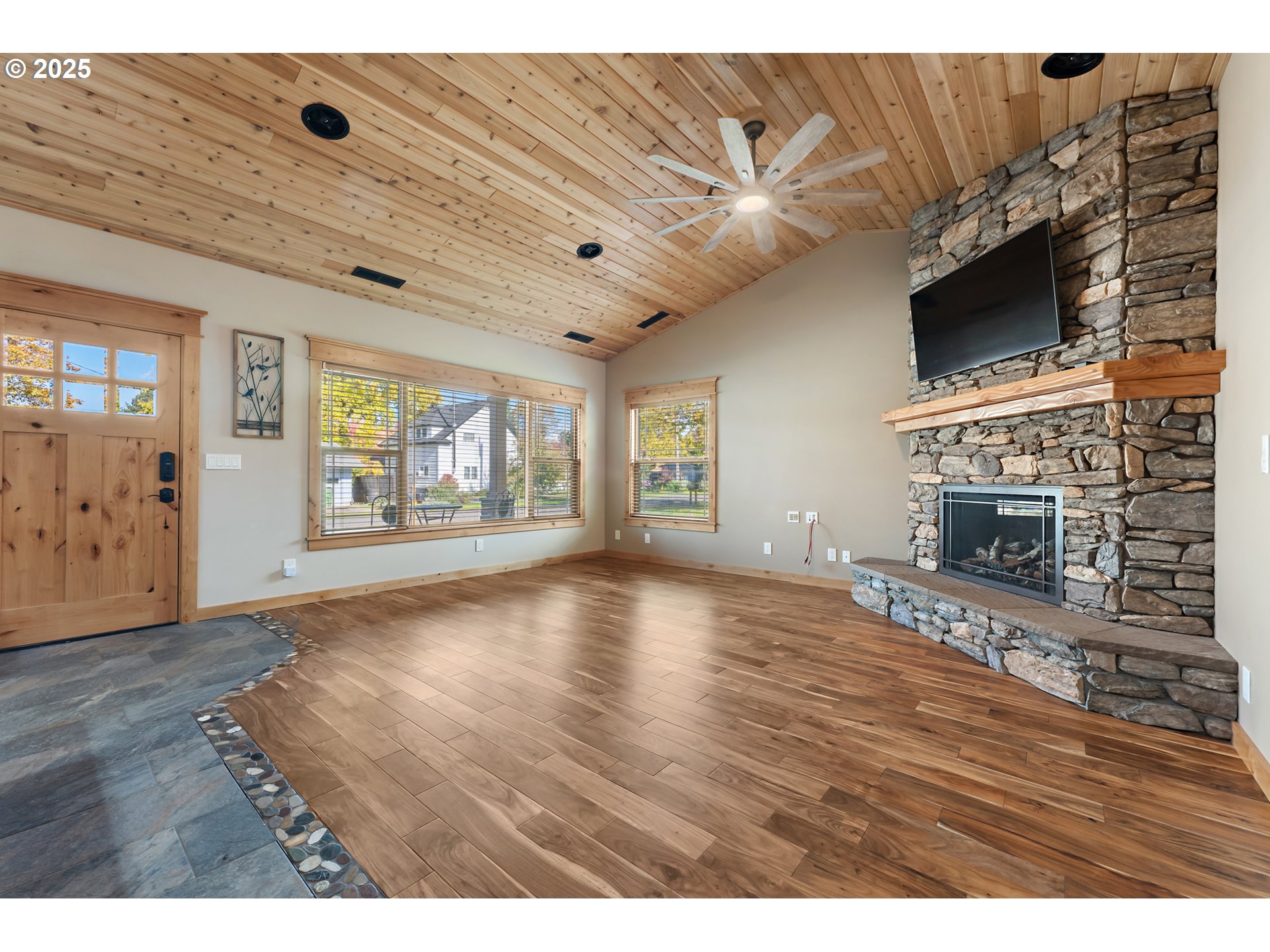 818 E SIERRA VISTA DR