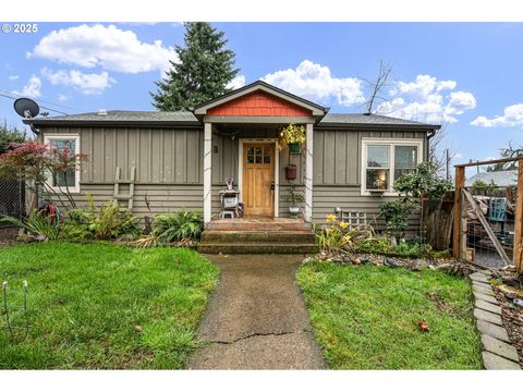 Photo of 1425 E Madison Ave, Cottage Grove, OR 97424 (MLS # 792631981)
