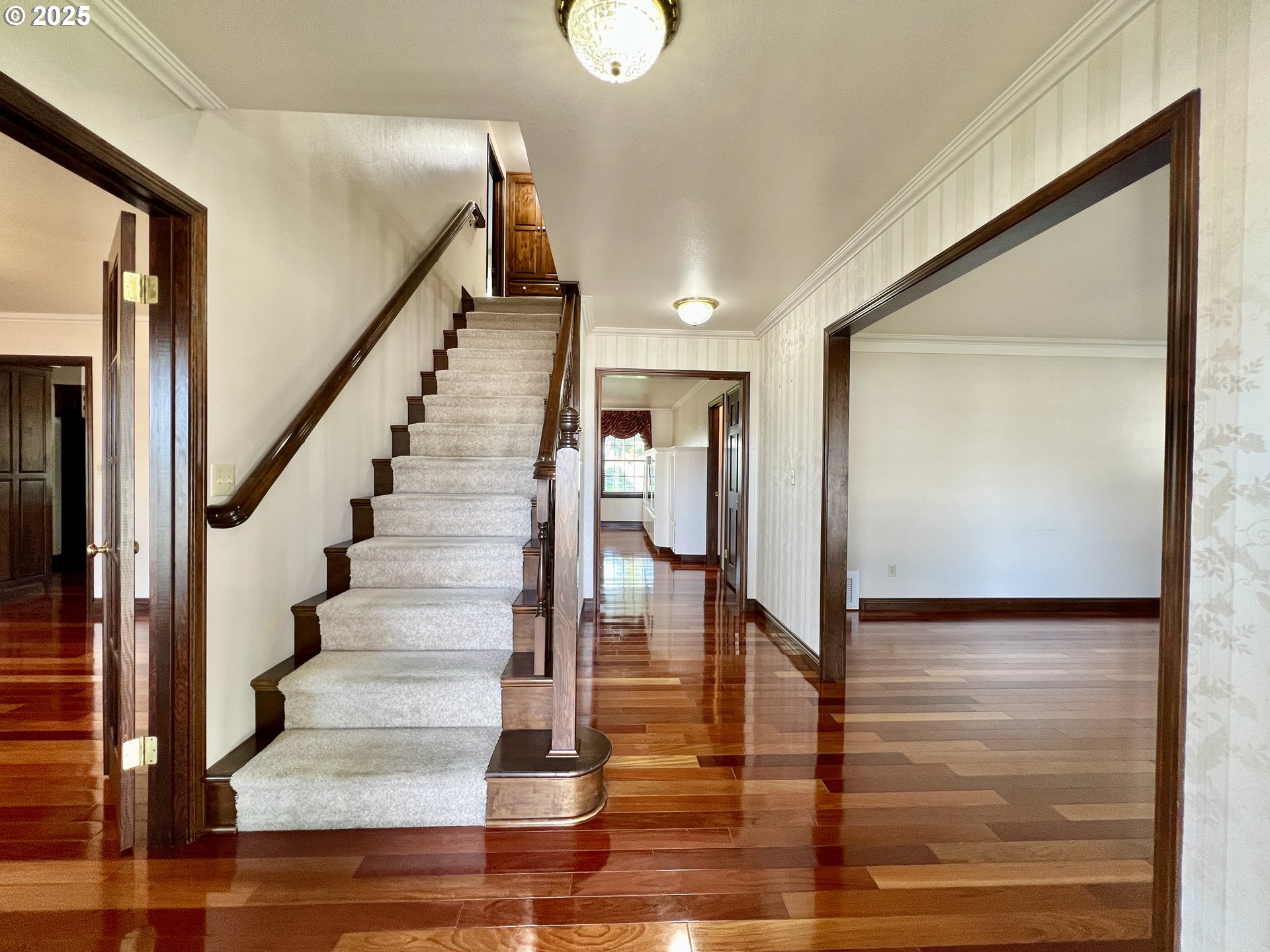 625 W DIVISION AVE