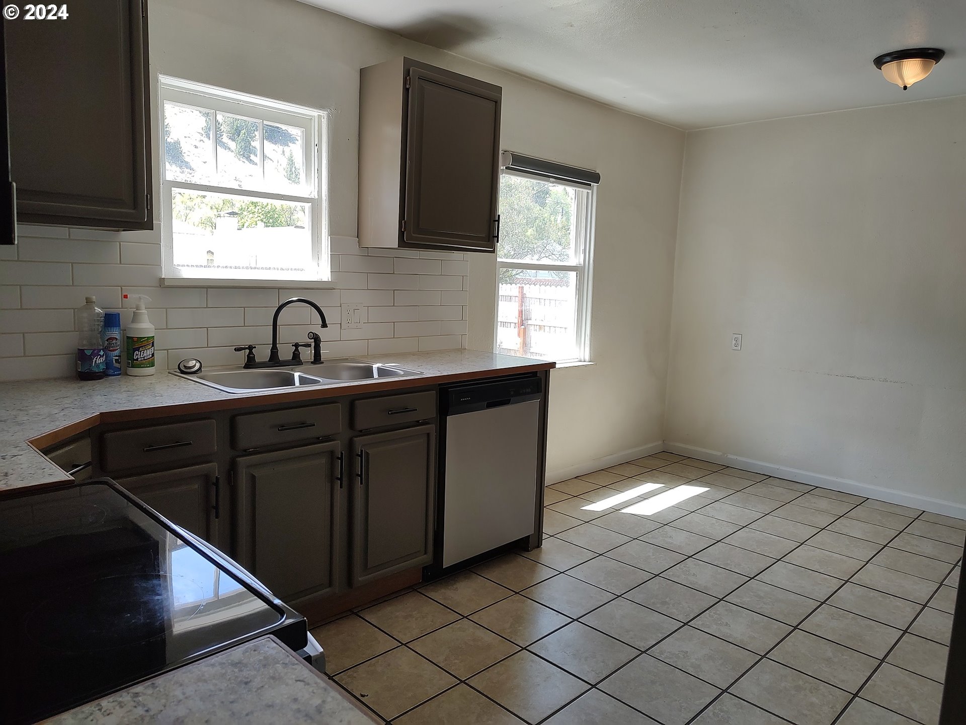 411 S CANYON BLVD