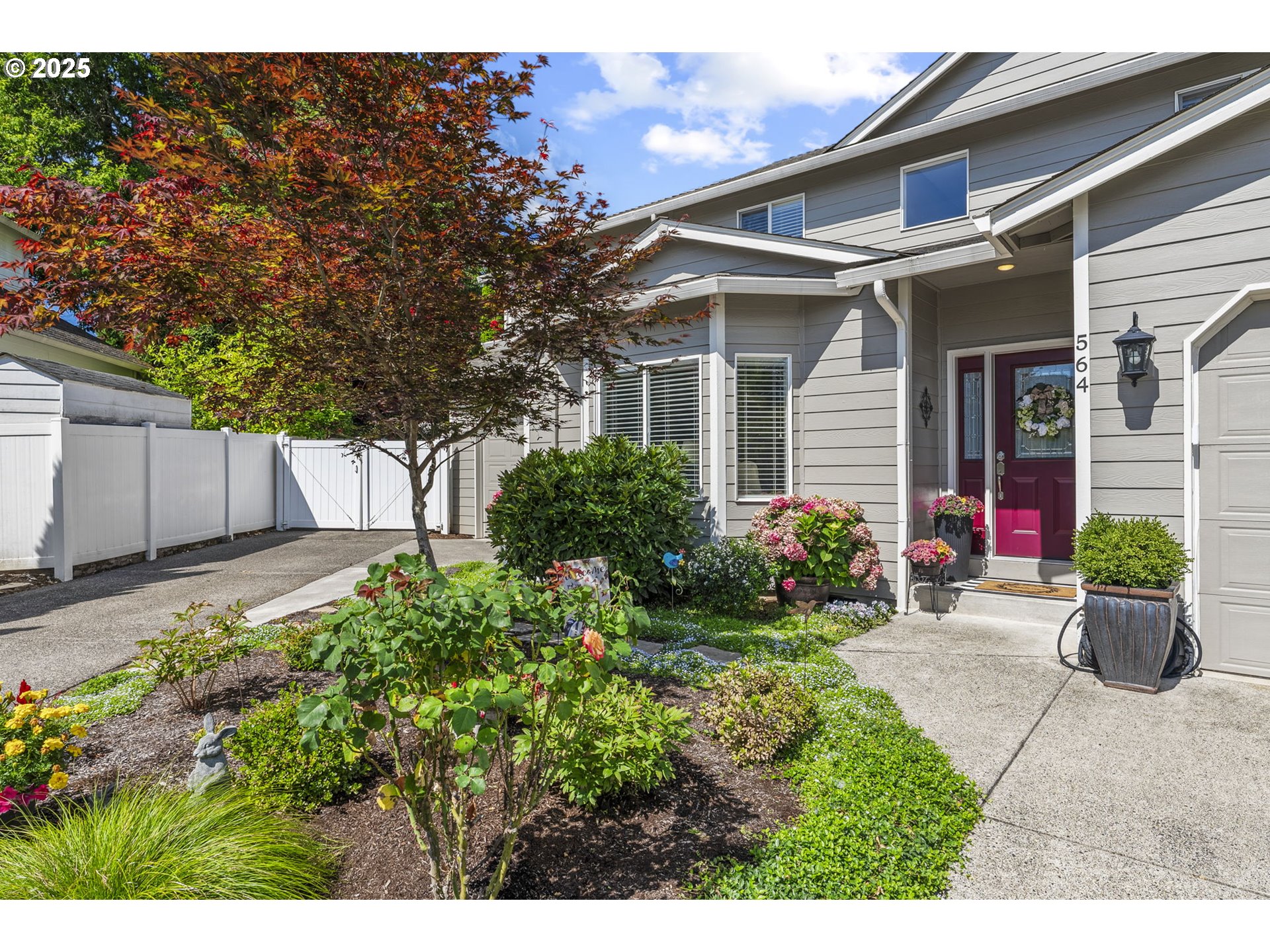 564 E 15TH CIR
