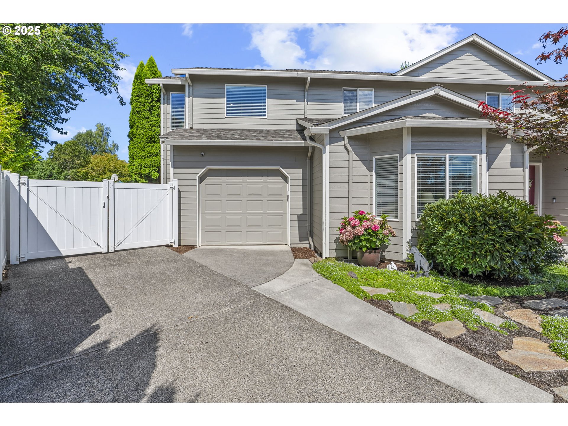 564 E 15TH CIR