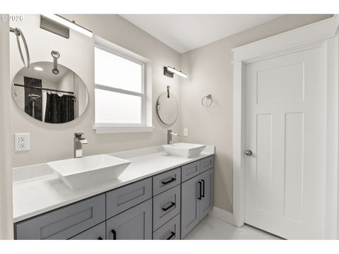 Tiny photo for 630 S 10th St, Creswell, OR 97426 (MLS # 289828518)