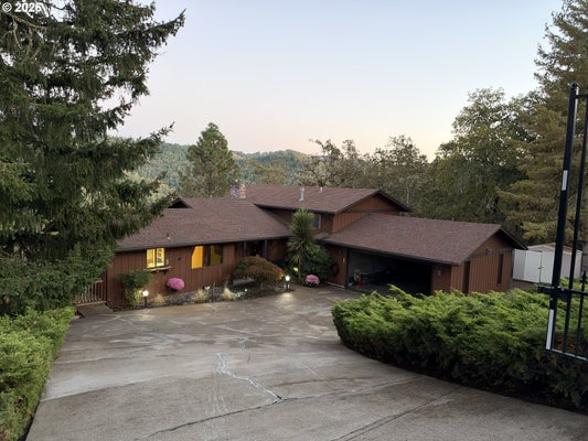 725 SE SUMMIT DR, ROSEBURG, OR 97470 - Image ff1099f6bb03d0ea8f27ff5f7bcb915e/516911397