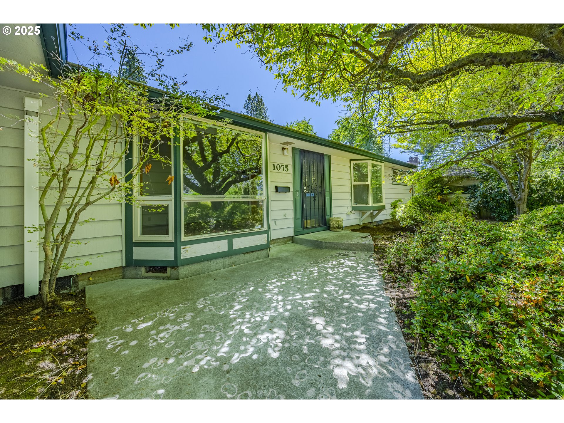 1075 SHARON WAY