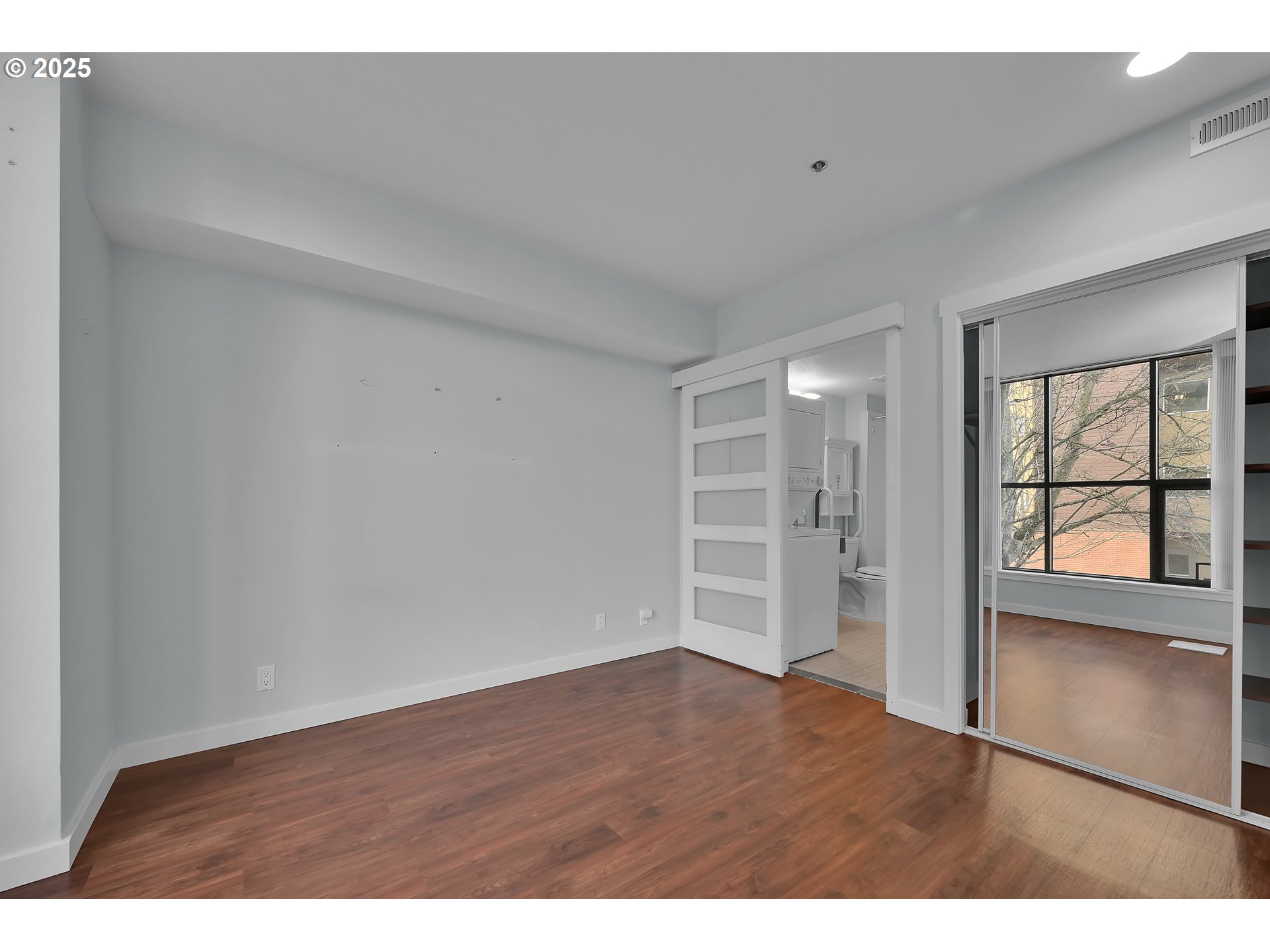 Eugene, Oregon 97401, United States, 1 Bedroom Bedrooms, ,1 BathroomBathrooms,Residential,Pending,541