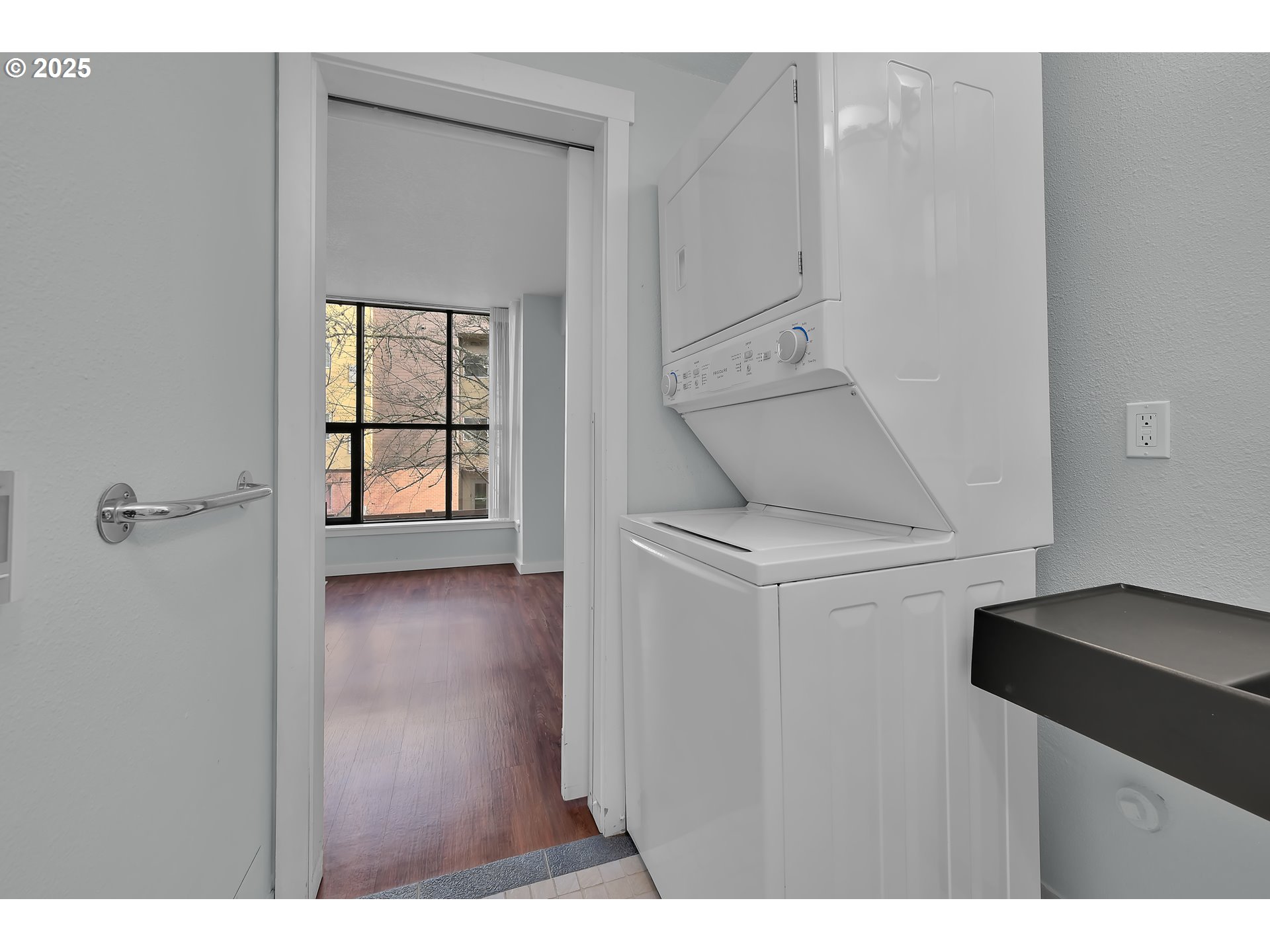 Eugene, Oregon 97401, United States, 1 Bedroom Bedrooms, ,1 BathroomBathrooms,Residential,Pending,541