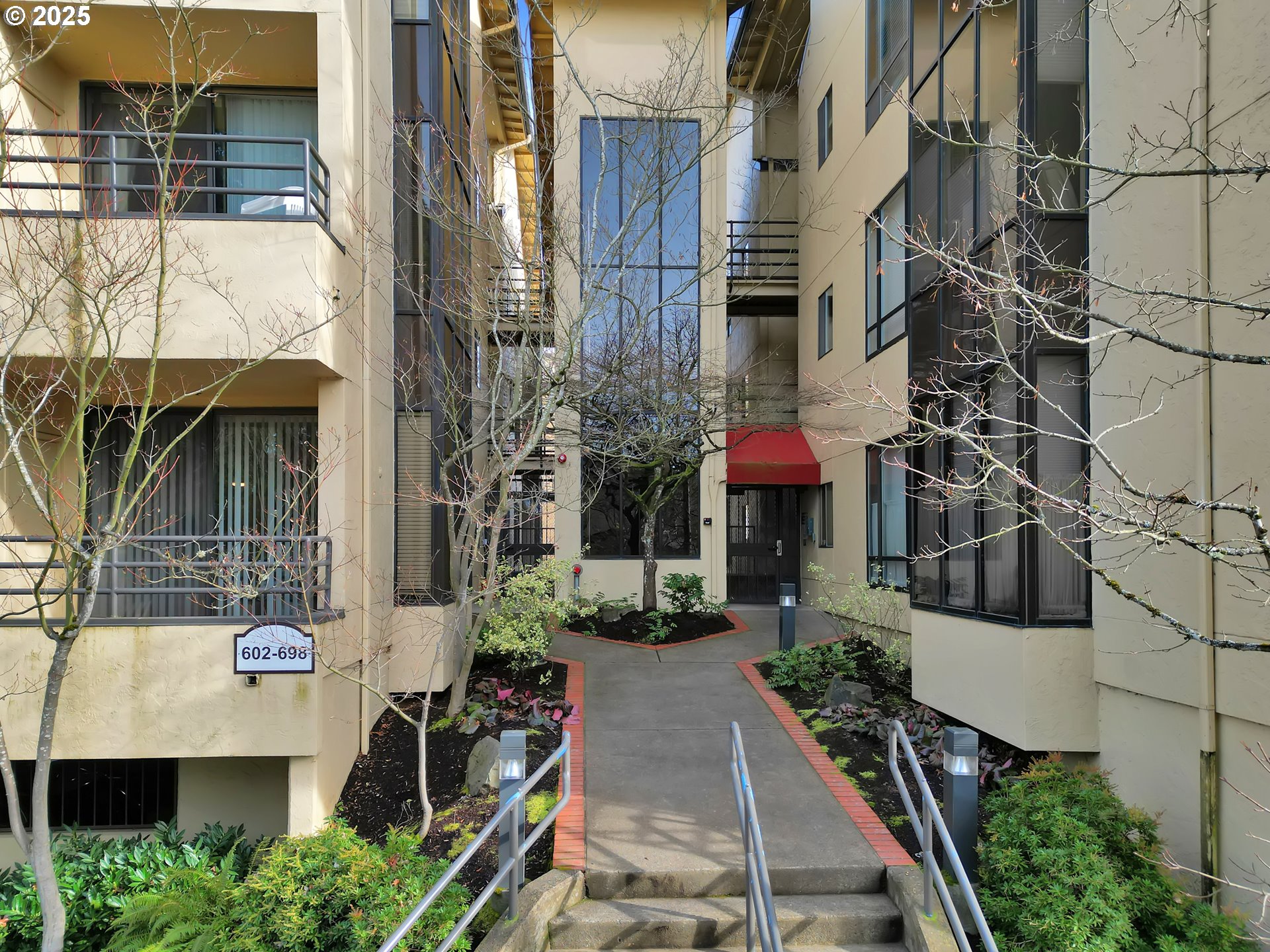 Eugene, Oregon 97401, United States, 1 Bedroom Bedrooms, ,1 BathroomBathrooms,Residential,Pending,541