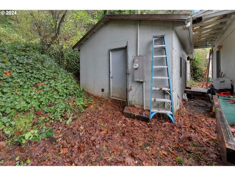 A home in Alsea