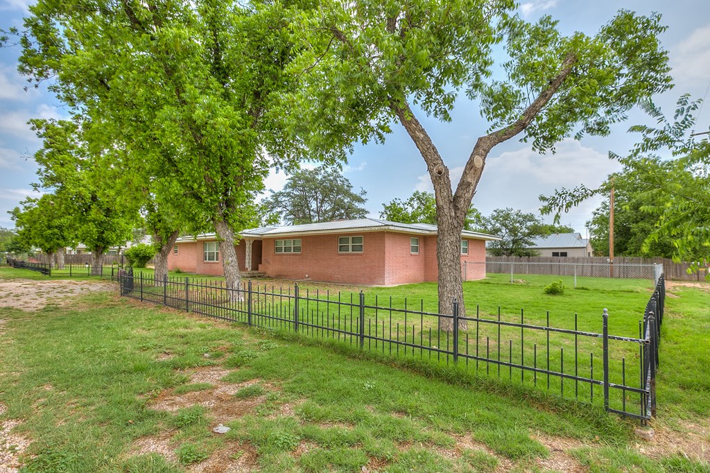 800 Pecan St, Miles, Texas image 3