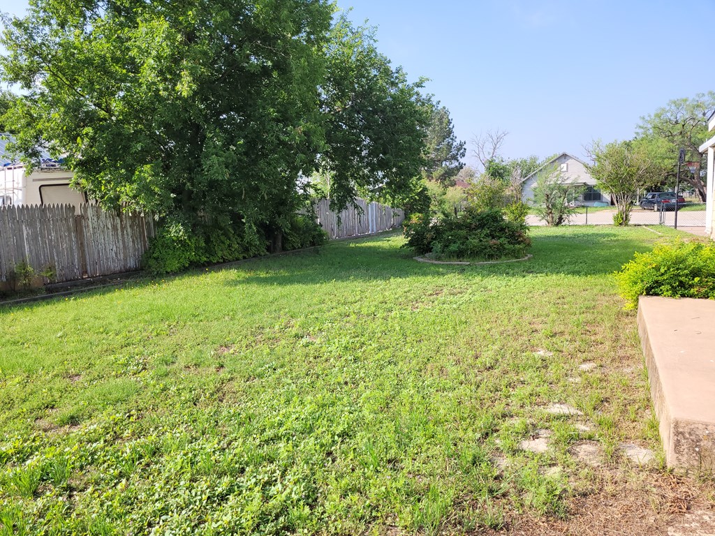 708 N 11th St, Ballinger, Texas image 11