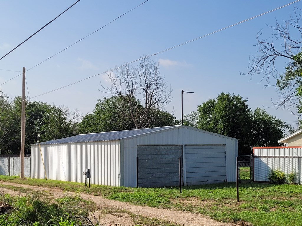 708 N 11th St, Ballinger, Texas image 12