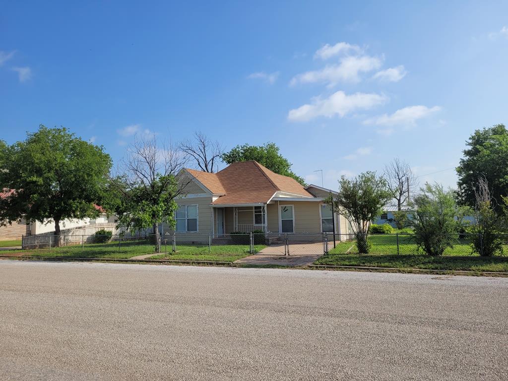 708 N 11th St, Ballinger, Texas image 1