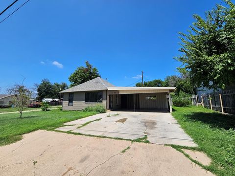 Homes For Sale - 1011 Crockett Street<br/> Sonora, TX 76950