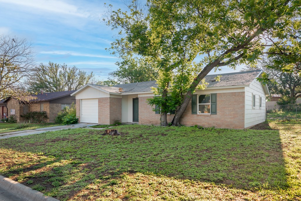 2007 E Stanton St, Brady, Texas image 2