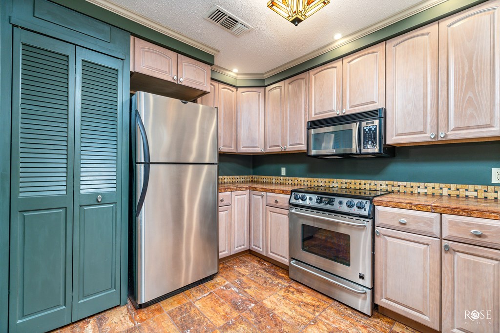 San Angelo, Texas 76901, United States, 2 Bedrooms Bedrooms, ,2 BathroomsBathrooms,Residential,Pending,68712