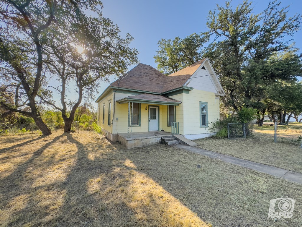 901 S Walnut St, Brady, Texas image 5