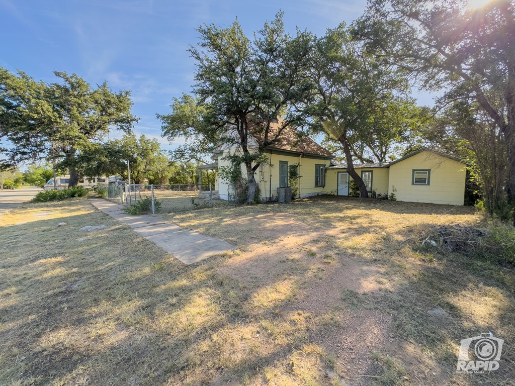 901 S Walnut St, Brady, Texas image 2