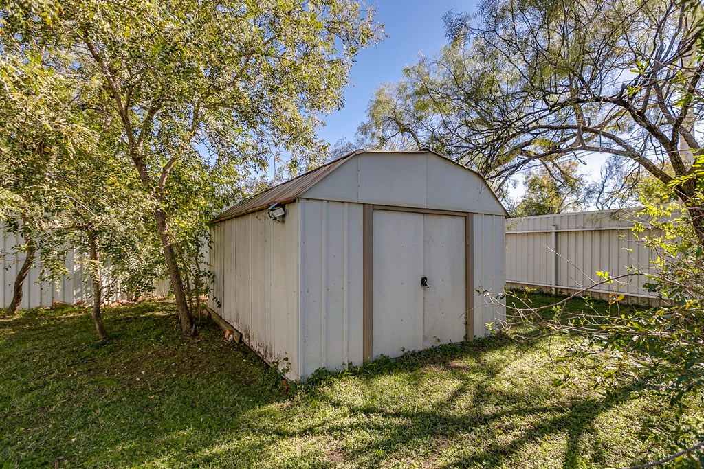 1009 8th St, Ballinger, Texas image 39