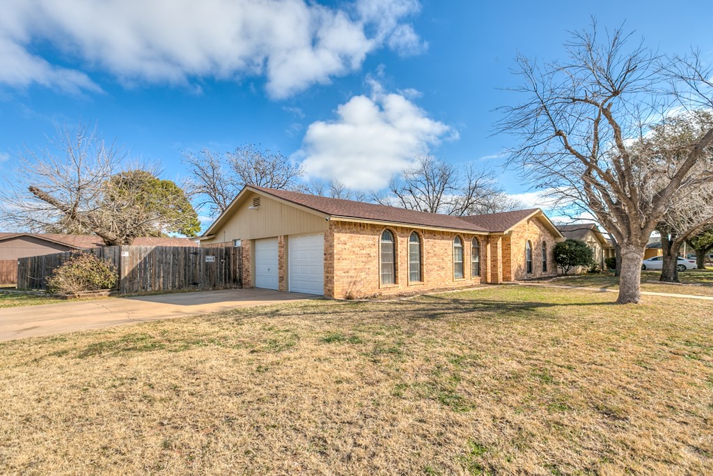 3876 Honeysuckle Lane, San Angelo, Texas image 2