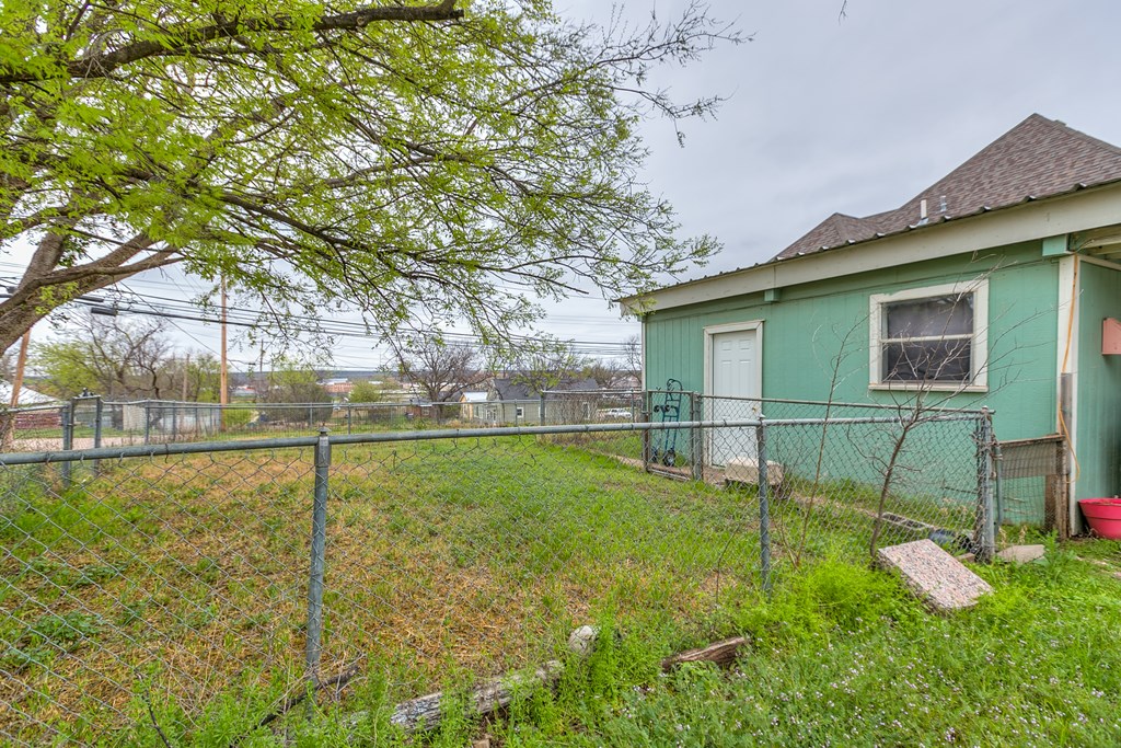 300 N 6th St, Ballinger, Texas image 37