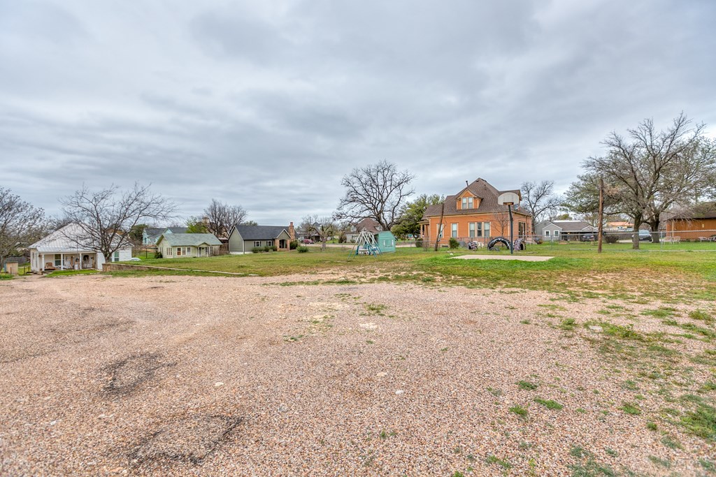 300 N 6th St, Ballinger, Texas image 38