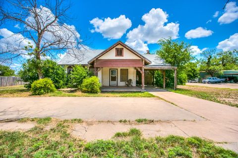 Homes For Sale - 600 N 4th Street<br/> Ballinger, TX 76821