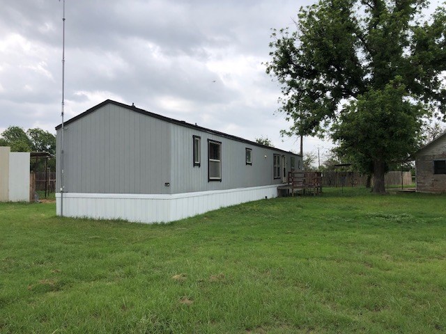 401 1/2 S Woodward St, Ballinger, Texas image 2