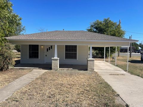 Homes For Sale - 1304 N Broadway Street<br/> Runnels County, Ballinger, TX 76821