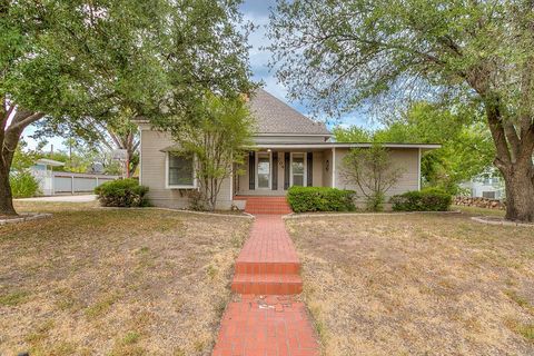 Homes For Sale - 704 N Broadway Street<br/> Runnels County, Ballinger, TX 76821