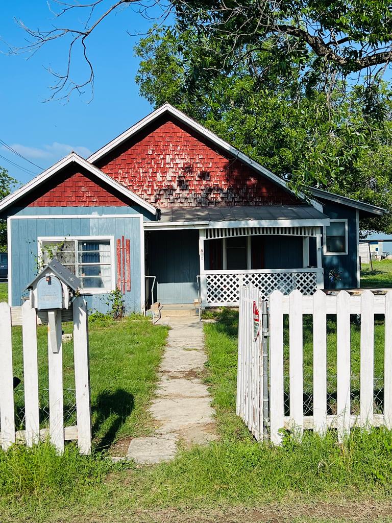 810 N 11th St, Junction, Texas image 1