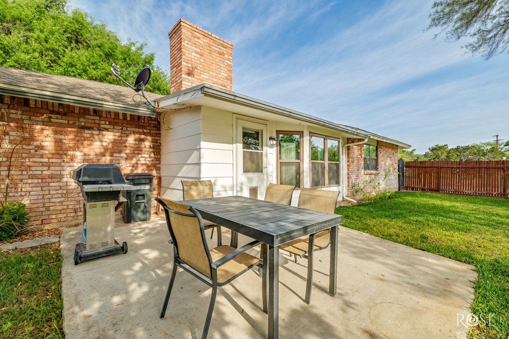 201 Hudspeth St, Sonora, Texas image 2