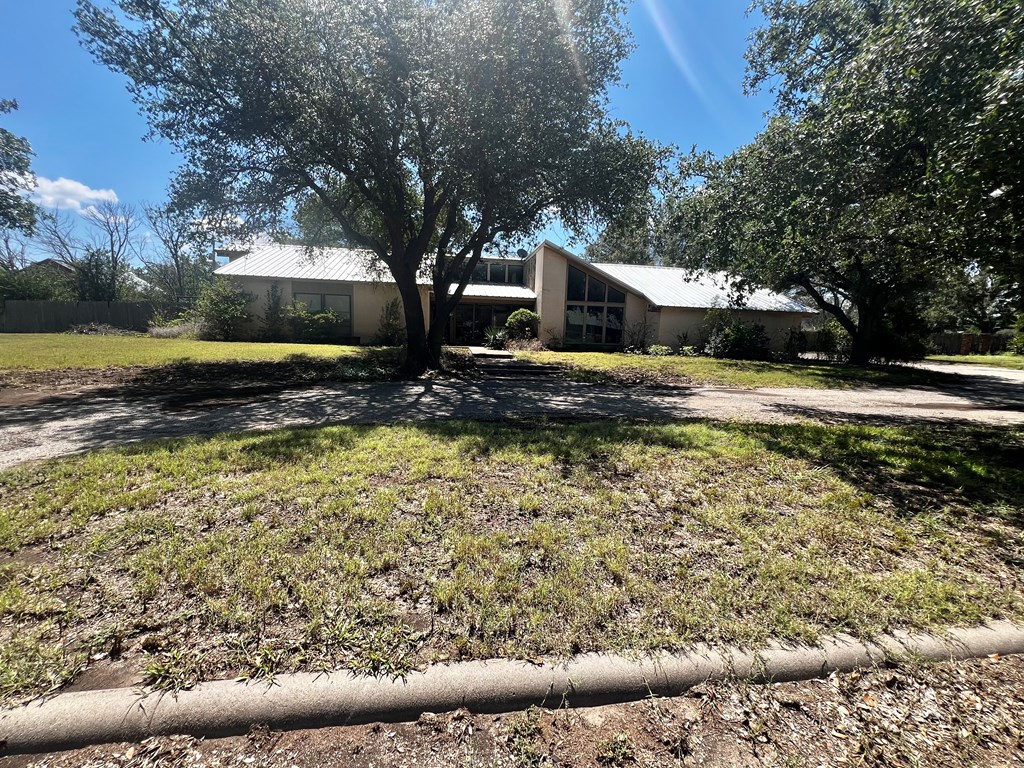 208 E Live Oak Dr, Eldorado, Texas image 2