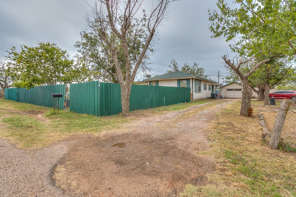 1209 15th St, Ballinger, Texas image 3