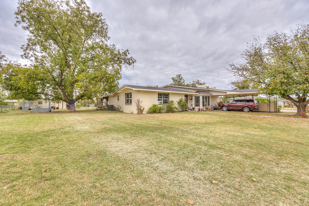 200 S Largent Ave, Ballinger, Texas image 2