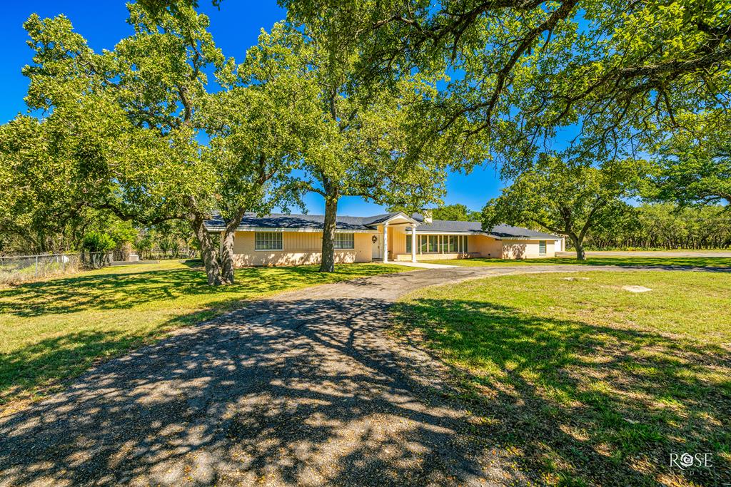 1124 W 6th St, Brady, Texas image 1